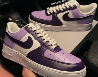 Aangepaste lavendel en pruim paarse sneakers, handgeschilderde Air Force 1-schoenen, unieke paarse esthetische schoenen, gepersonaliseerde unisex sneakers