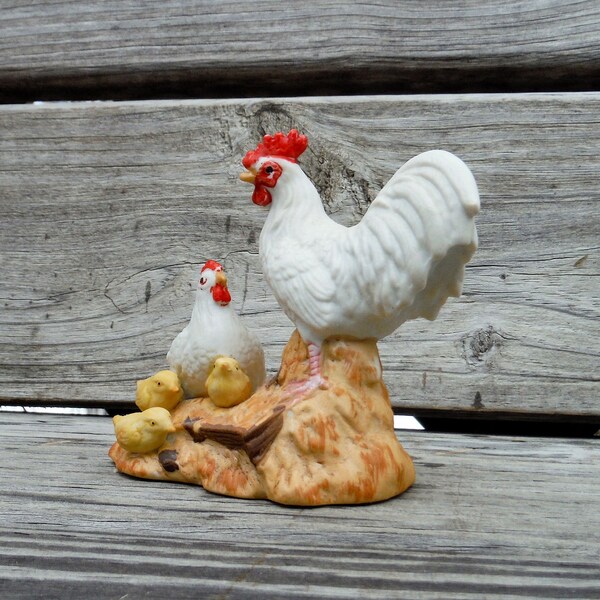 GALLINA BLANCA, GALLINA. Gallo, estatuilla de cerámica, pollo de Pascua, Pascua Chick, aves de corral, amarillos pollitos, pollitos, Leghorns, granja decoración
