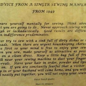 古い裁縫道具のコレクションの中にある、1949 年の SINGER SEWING MACHINE からのビンテージアドバイス。今日多くの人が言うことと正反対です。