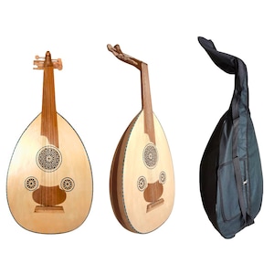 Puede incluir: Se muestran tres ouds sobre un fondo blanco. Los ouds tienen forma de pera, con cuerpos de madera clara y agujeros de sonido intrincados. Un oud tiene una funda oscura. Los instrumentos tienen un mástil largo y múltiples cuerdas.