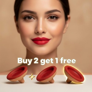 Puede incluir: Tres copas cosméticas rojas y beige con una mujer en el fondo. El texto "Buy 2 get 1 free" se muestra en la imagen. Las copas están sobre una superficie blanca.