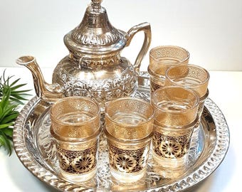 Juego de té marroquí de plata hecho a mano: tetera tradicional con 6 vasos dorados y bandeja grabada.