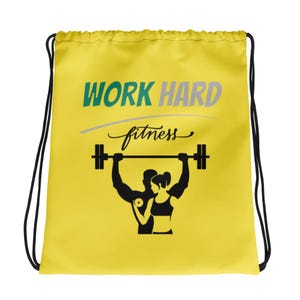 Puede incluir: Bolsa de cordón amarilla con el texto "WORK HARD fitness" en verde y gris. Debajo del texto hay una silueta negra de un hombre y una mujer levantando pesas.