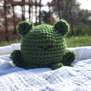 Frog Crochet Pattern, Easy Beginner Amigurumi Project