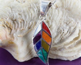 Pendentif feuille sacrée inca : argent 950, spondylus et incrustation de pierres précieuses