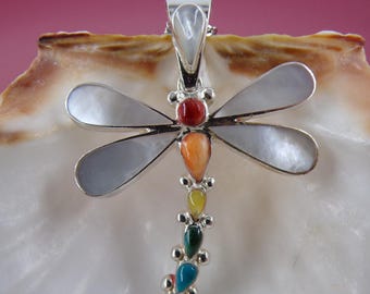 Pendentif libellule en argent 950 : nacre, spondylus, lapis lazuli, chrysocolle et incrustations de turquoise