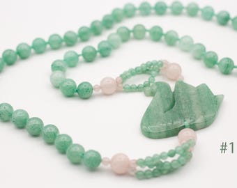 Vintage 1970s aventurine and rose quartz beaded necklace with large carved green stone swan