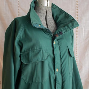 Vintage 1990s Woolrich green barn / chore coat with tartan plaid flannel blanket lining and stand collar, mens size S
