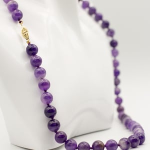 Vintage 1980s purple amethyst natural stone hand-knotted beaded necklace with gold tone metal filigree fish hook clasp