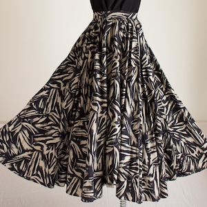 Vintage Y2K jaren 50 katoenen ronde rok van Finishing Touches Toronto: zwart-bruine abstracte print, midi-lengte, zakken!