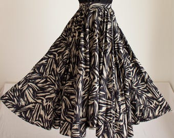 Vintage Y2K does 1950s cotton full circle skirt by Finishing Touches Toronto: black and tan abstract print, midi length, pockets!