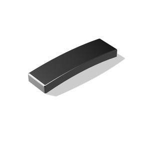 Könnte beinhalten: Ein gebogenes, rechteckiges schwarzes Objekt mit silberner Kante. Das Objekt befindet sich vor einem weißen Hintergrund und wirft einen Schatten. Das Design ist minimalistisch und modern.