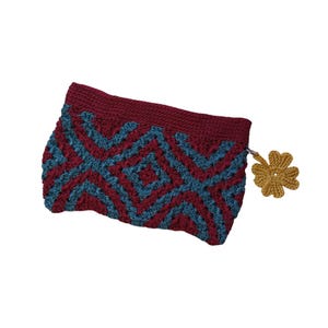 Handgemachte, handgehäkelte, grüne und weinrote Clutch mit Reißverschluss.