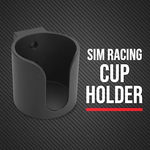 Puede incluir: Portavasos negro para sim racing, con el texto "SIM RACING CUP HOLDER" en blanco. El portavasos está hecho de un material negro mate y tiene un diseño curvo.