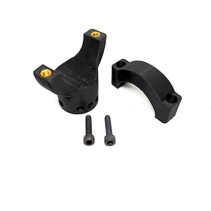 Könnte beinhalten: Zwei schwarze Kunststoffteile für einen Fahrradlenker, eines mit U-Form und das andere mit Y-Form, mit zwei schwarzen Schrauben.