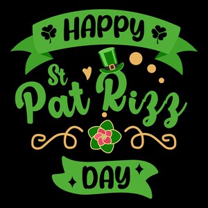 Può includere: Un design grafico per la festa di San Patrizio su sfondo nero. Il design presenta le parole "HAPPY St. Pat Rizz DAY" in verde, con un cappello a cilindro verde, trifogli ed elementi decorativi in oro e rosa.