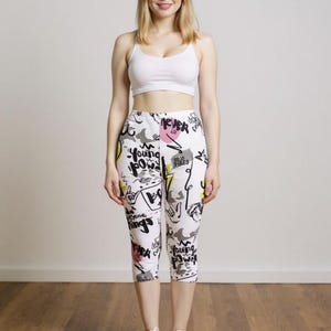 Summer Graffiti Print Capri Leggings – Women&#39;s White Letter Print Leggings, Soft and Stretchy Sports & Casual Pants, Mid-Waist Capris