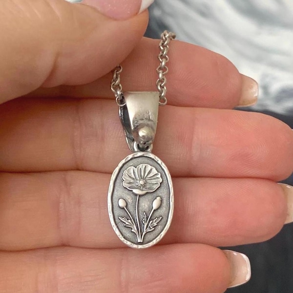 Collana con ciondolo a forma di papavero fatta a mano: gioielli botanici in argento antico; forma ovale