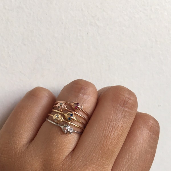 Anillo de calavera de oro, anillo de calavera, calavera de diamante, anillo de apilamiento, joyería de calavera, anillo de esqueleto, banda de apilamiento, calavera de oro, ojos de diamante, calavera diminuta