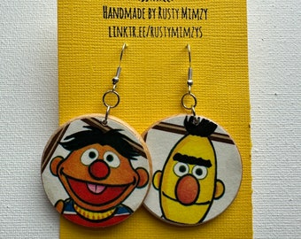 Bert en Ernie oorbellen uit vintage upcycled boek