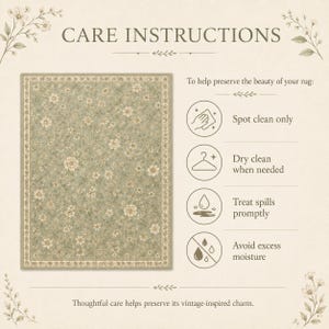Op de afbeelding: Een rechthoekig kleed met een saliegroene achtergrond en een cr&egrave;mekleurig bloemenpatroon, omlijst door een decoratieve rand. De tekst CARE INSTRUCTIONS staat bovenaan, met vier iconen en de instructies: Spot clean only, Dry clean when needed, Treat spills promptly en Avoid excess moisture.