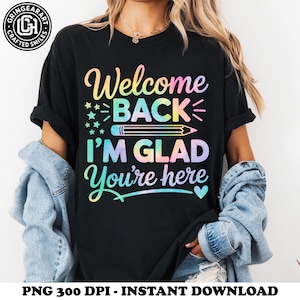 Bienvenido de nuevo, me alegra que estés aquí PNG, camiseta de profesora teñida por sublimación, bonito diseño de regreso a clases, primer día de clases PNG