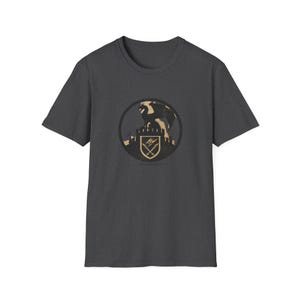 Camiseta gráfica inspirada en Fourth Wing / Camiseta de recuerdo del Colegio de Guerra Basgiath / Regalo único para jinetes de dragones / Póster de viaje literario unisex Dark Heather