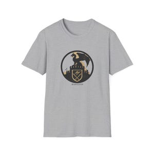 Camiseta gráfica inspirada en Fourth Wing / Camiseta de recuerdo del Colegio de Guerra Basgiath / Regalo único para jinetes de dragones / Póster de viaje literario unisex Sport Grey