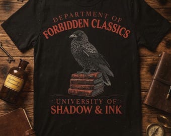 Camiseta del Departamento de Clásicos Prohibidos/Camiseta Dark Academia/Camiseta de la Sociedad Secreta/Regalo literario gótico vintage/Literatura de 1892/Camiseta de terror retro