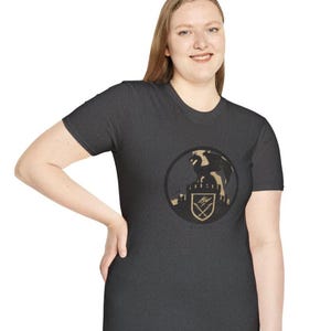 Camiseta gráfica inspirada en Fourth Wing / Camiseta de recuerdo del Colegio de Guerra Basgiath / Regalo único para jinetes de dragones / Póster de viaje literario unisex imagen 4