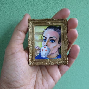 Theetijd miniatuur origineel schilderij, miniatuur van de vrouw met blauwe ogen, GEEN PRINT, minikunstwerk met gouden frame, kunstminiaturencollectie afbeelding 3