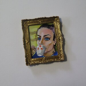 Theetijd miniatuur origineel schilderij, miniatuur van de vrouw met blauwe ogen, GEEN PRINT, minikunstwerk met gouden frame, kunstminiaturencollectie afbeelding 4