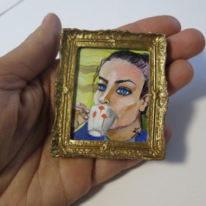 Theetijd miniatuur origineel schilderij, miniatuur van de vrouw met blauwe ogen, GEEN PRINT, minikunstwerk met gouden frame, kunstminiaturencollectie afbeelding 1