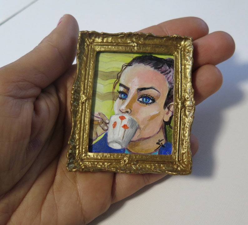 Theetijd miniatuur origineel schilderij, miniatuur van de vrouw met blauwe ogen, GEEN PRINT, minikunstwerk met gouden frame, kunstminiaturencollectie afbeelding 1