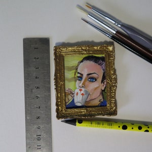 Theetijd miniatuur origineel schilderij, miniatuur van de vrouw met blauwe ogen, GEEN PRINT, minikunstwerk met gouden frame, kunstminiaturencollectie afbeelding 5