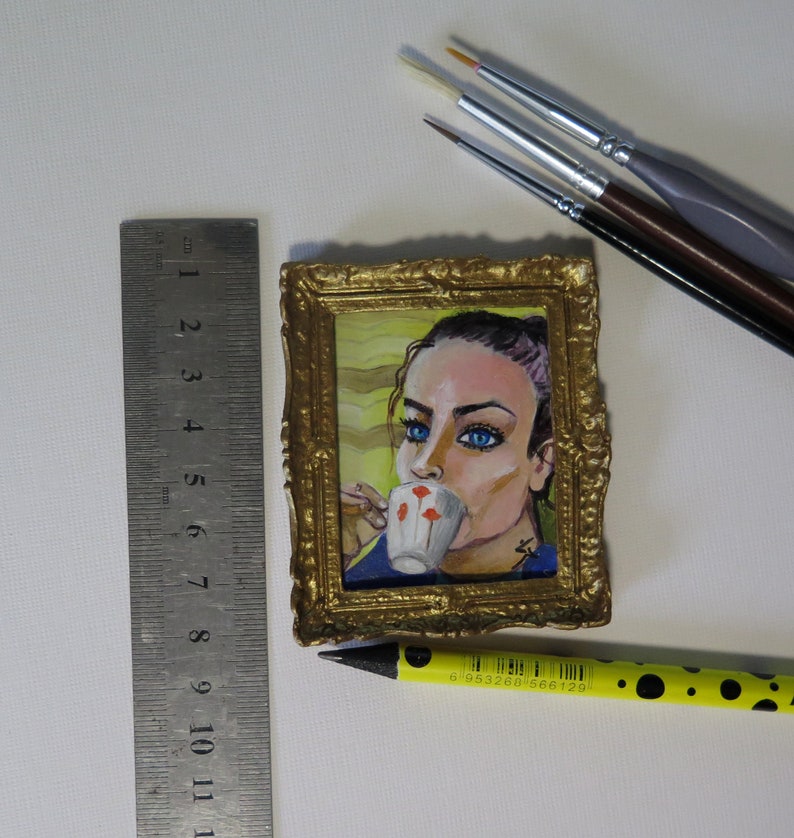 Theetijd miniatuur origineel schilderij, miniatuur van de vrouw met blauwe ogen, GEEN PRINT, minikunstwerk met gouden frame, kunstminiaturencollectie afbeelding 5