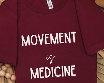 Movement is Medicine T-shirt, shirt fysiotherapie, cadeau fysiotherapeut, PTA, minimalistische ontwerpen, medische school, doktersshirt, minimaal T-shirt
