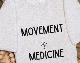 Movement is Medicine T-shirt, shirt fysiotherapie, cadeau fysiotherapeut, PTA, minimalistische ontwerpen, medische school, doktersshirt, minimaal T-shirt