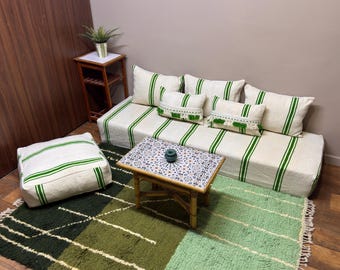 Sofá con cojín de suelo marroquí blanco y rayas verdes