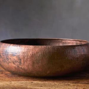 Hand Hammered Copper Bowl – Rustic Decorative Centerpiece for Dining Table, Coffee Table, Fruit, Plants, or Kitchen Storage