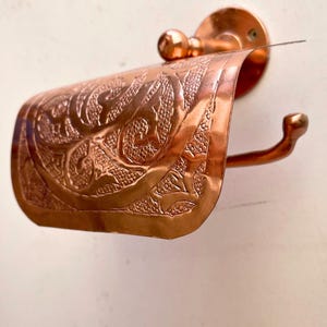 Portarotolo da parete in rame fatto a mano - Portarotolo in rame marocchino inciso