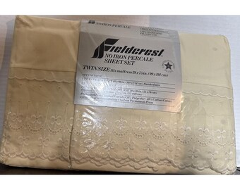 Puede incluir: Un juego de sábanas Fieldcrest No Iron Percale de tamaño individual en color crema, empaquetado en plástico transparente. El juego incluye una sábana bajera, una sábana encimera y una funda de almohada. La sábana encimera y la funda tienen un ribete bordado.