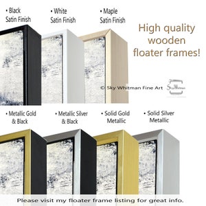 Puede incluir: Seis marcos flotantes de madera diferentes para obras de arte. Los marcos se muestran en sat&eacute;n negro, sat&eacute;n blanco, sat&eacute;n de arce, oro met&aacute;lico y negro, plata met&aacute;lica y negro, oro met&aacute;lico s&oacute;lido y plata met&aacute;lica s&oacute;lida.