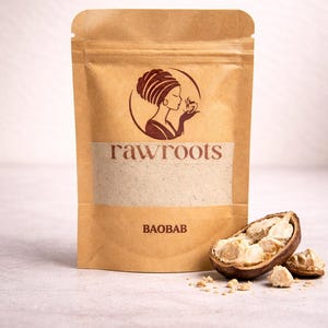 Può includere: Un sacchetto di carta marrone di polvere di baobab "rawroots" con un logo di una silhouette femminile. Un frutto di baobab dimezzato e pezzi del frutto sono accanto al sacchetto. Il sacchetto ha una sezione rettangolare color cachi chiaro con la scritta "BAOBAB".