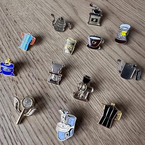 Vintage Emaljkaffe Pins Kollektion – Handplockad Barista Brosch Present till Kaffeälskare