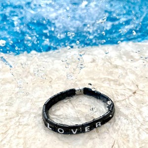 Pulsera italiana con dijes inspirados en Tay Tay: pulsera con letras plateadas o negras. Regalo hecho a mano para tu mejor amiga, cumpleaños o amor propio.
