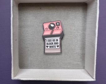 Handpicked emaille pins collectie – speelse quotes en op teksten geïnspireerde ontwerpen