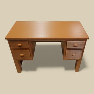 Pode incluir: Uma secretária castanha com dois conjuntos de gavetas, cada um com duas gavetas. A secretária tem um tampo retangular e é suportada por quatro pernas. A secretária é feita de madeira e tem um design simples.