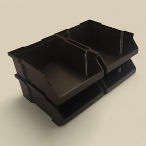 K&ouml;nnte beinhalten: Eine dunkelbraune, zweistufige Aufbewahrungsbox. Die Box besteht aus einem robusten Kunststoffmaterial und verf&uuml;gt &uuml;ber ein gestapeltes Design mit offenen F&auml;chern. Ideal zum Organisieren kleiner Gegenst&auml;nde in einer Werkstatt oder einem Bastelraum.