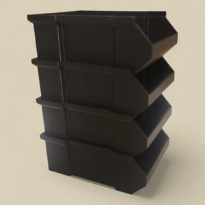 K&ouml;nnte beinhalten: Ein Stapel von vier schwarzen Kunststoff-Aufbewahrungsboxen. Jede Box hat eine offene Vorderseite und ein leicht abgewinkeltes Design, wodurch ein gestuftes Aussehen entsteht. Die Boxen sind zum Organisieren und Aufbewahren von Gegenst&auml;nden konzipiert.